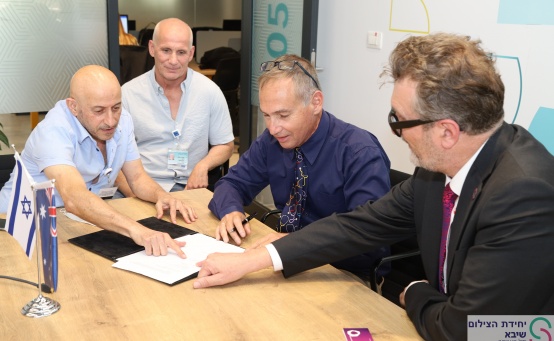 Peter Mac’s Executive Director of Business Ventures, Associate Professor Dominic Wall (right) with Professor Arnon Afek (2nd from right), Deputy Director General of Sheba Medical Centre, at the MOU signing.